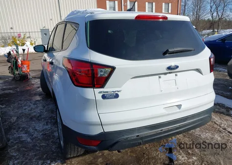 2019 Ford Escape S z USA, uszkodzony, nr VIN 1FMCU0F7XKUB36441